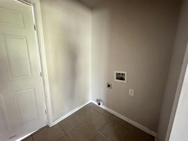 Building Photo - 1554 Willowbrook St