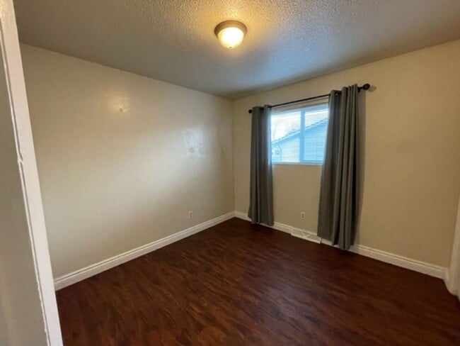 Building Photo - Redlands 3 bed 1.5 bath with yard