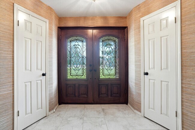 Building Photo - 2412 Emerald Cir