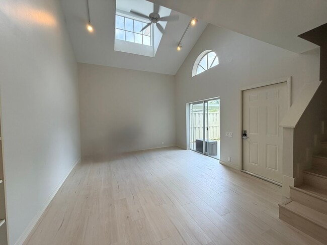 Building Photo - Beautiful Remodeled Townhome