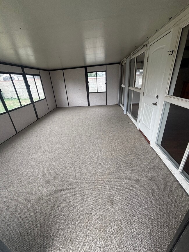 Building Photo - 379 Roberts Ave