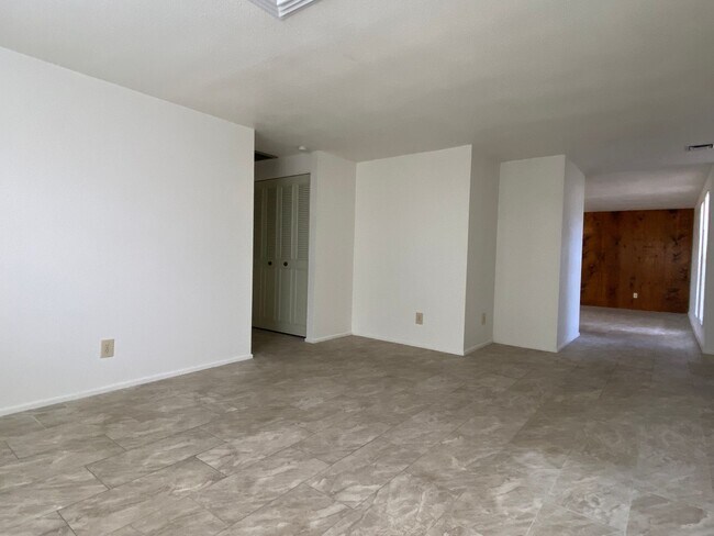 Building Photo - Chandler 3 Bedroom 1.75 Bathroom - Fireplace