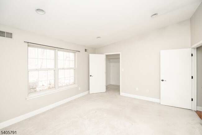 Building Photo - 52 Brookside Ln