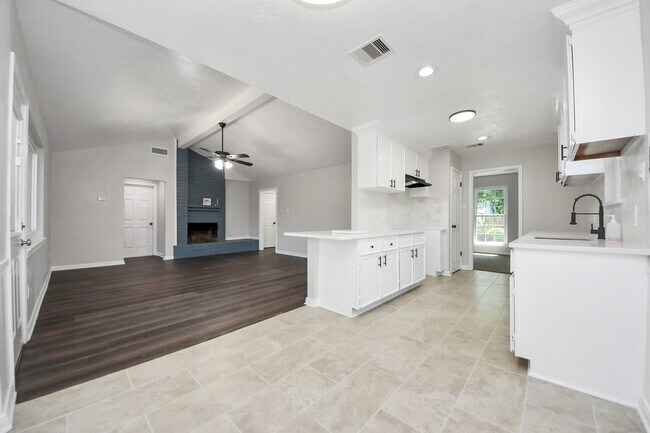 Building Photo - 10602 Raydell Dr