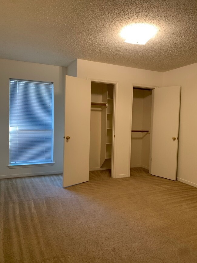 Building Photo - Duplex