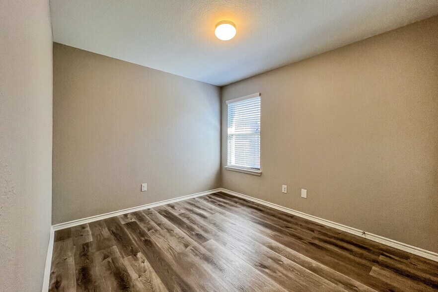 Building Photo - 1021 Decker Dr