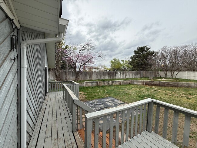 Building Photo - Large Five Bedroom Home, Sandy, 2500 sq ft, New Paint