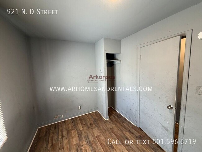 Building Photo - 921 N Dakota Ave