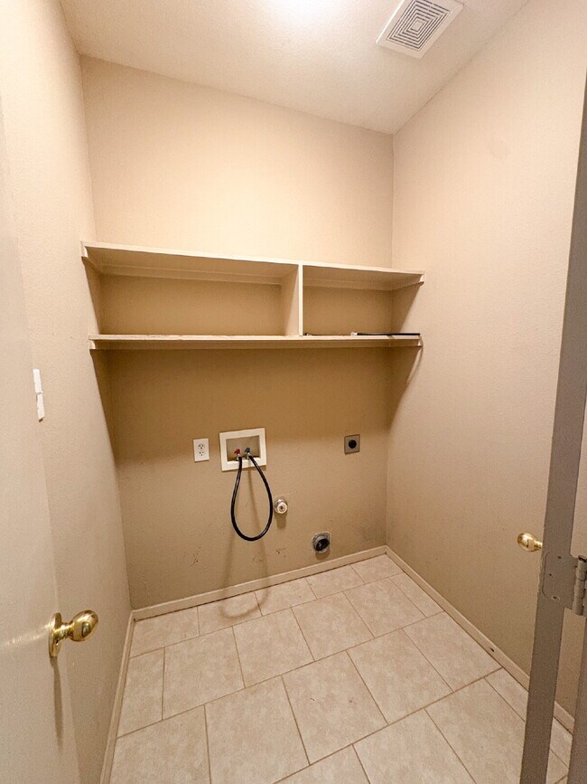 Building Photo - 3 bed, 2 bath duplex in Burleson
