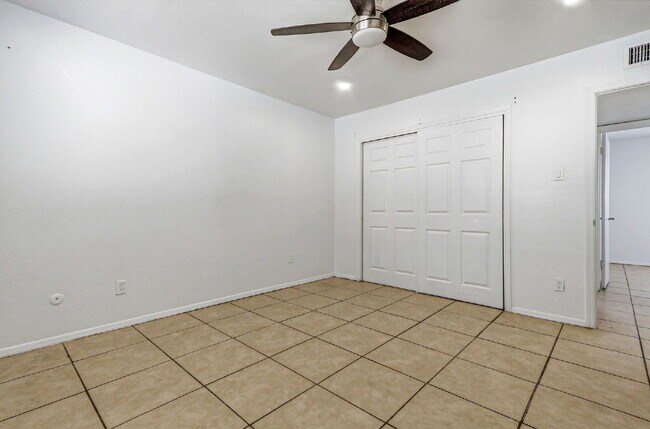 Building Photo - 3 bed 2 bath house with a studio