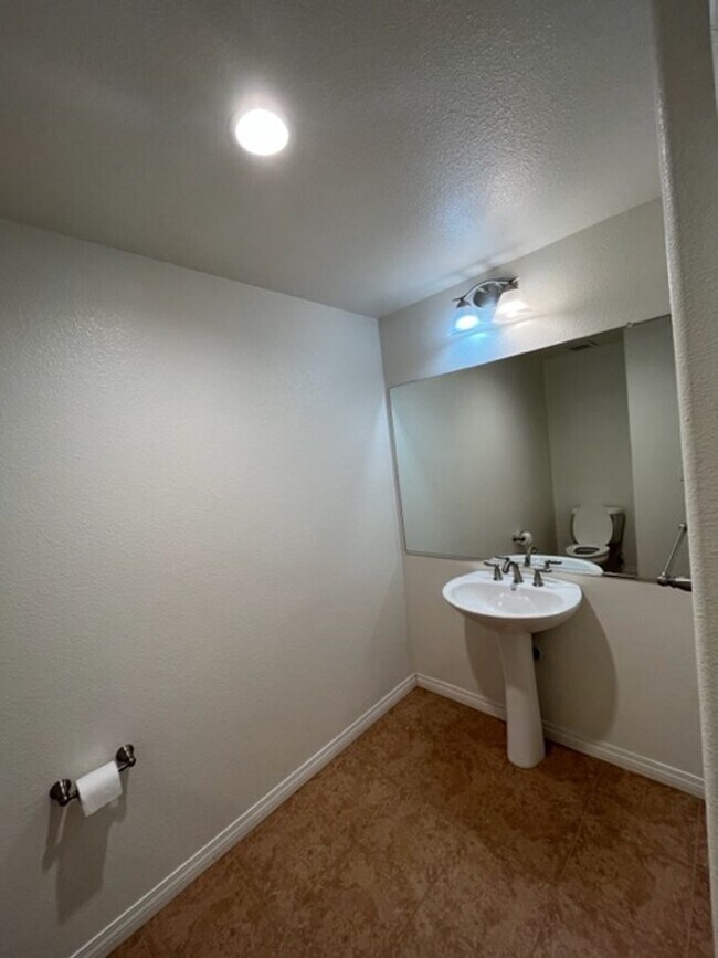 Building Photo - 838 Tarragon Ln