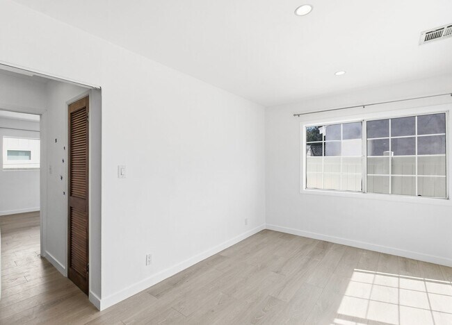 Building Photo - Beautiful modern 3 Bed + 2 Bath House + Den/Office & Backyard