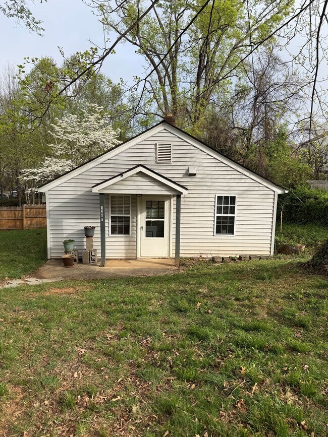 Building Photo - 1305 Cherry Avenue- E **1/2 off first month's rent!!**