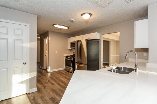 Building Photo - 1365 Lywellen Ct