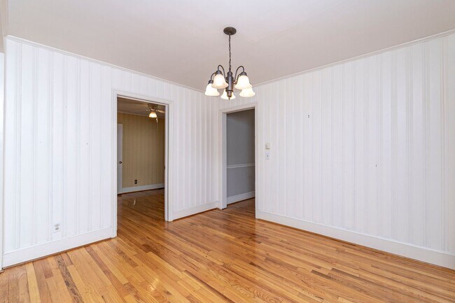 Building Photo - Beautiful rental full of character and charm located in The Avenues of Cayce! Close to USC!