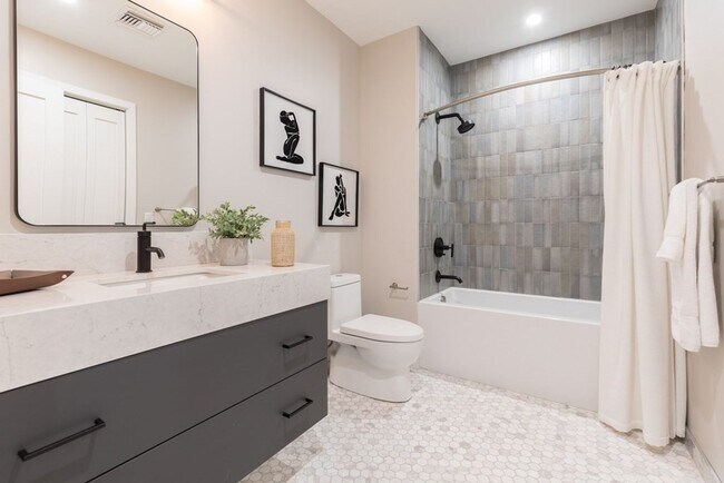 Building Photo - 1 bedroom den for 9/1 with garage parking!