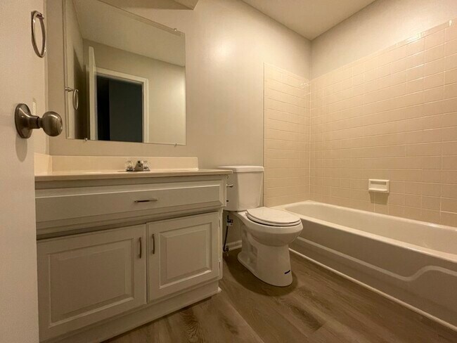 Building Photo - Stunning 4BR 2.5BA w/ Granite Kitchen in South Overland Park