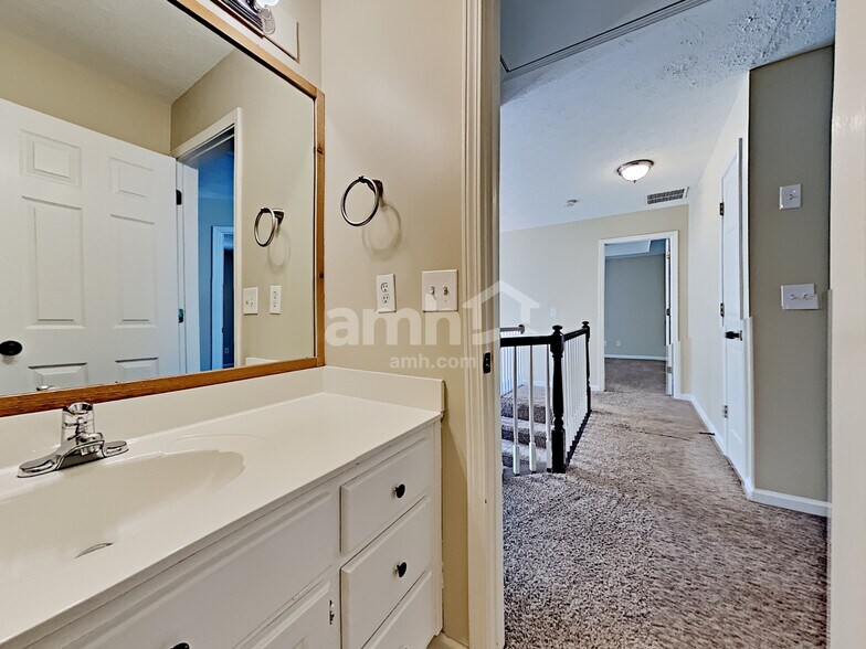 Building Photo - 303 Lismore Ter