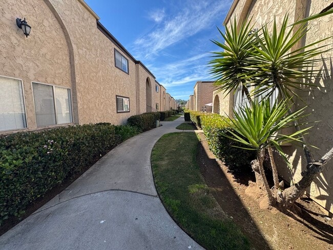 Building Photo - 2 Bedroom Townhouse in El Cajon
