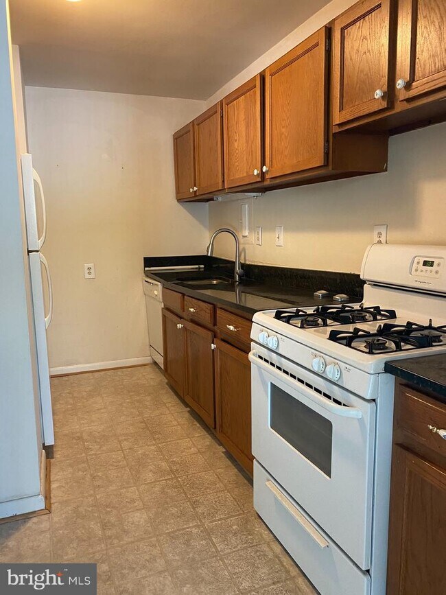 Building Photo - 5565 Columbia Pike