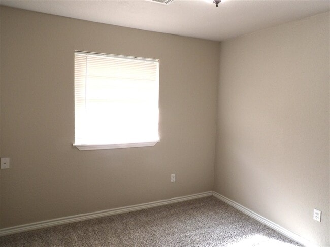 Building Photo - 125 SE Surrey Ln