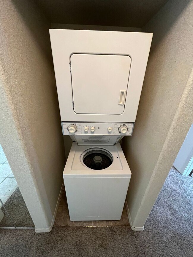 Building Photo - Upstairs 1-bedroom, 1-bath Apartment in an...