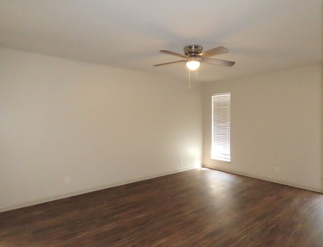 Building Photo - Remodeled in 2024! Gorgeous 3 Bdrm., 2 Bath Duplex in Whitehouse ISD!