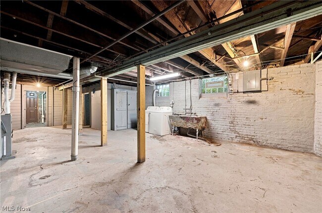Building Photo - 1373 Thoreau Rd