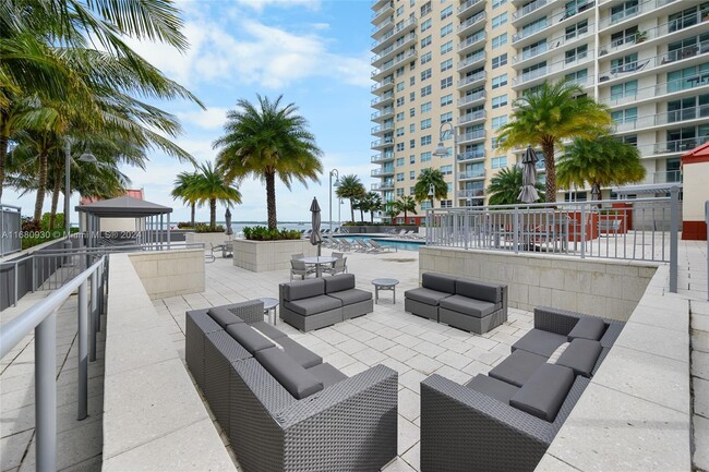 Building Photo - 1155 Brickell Bay Dr