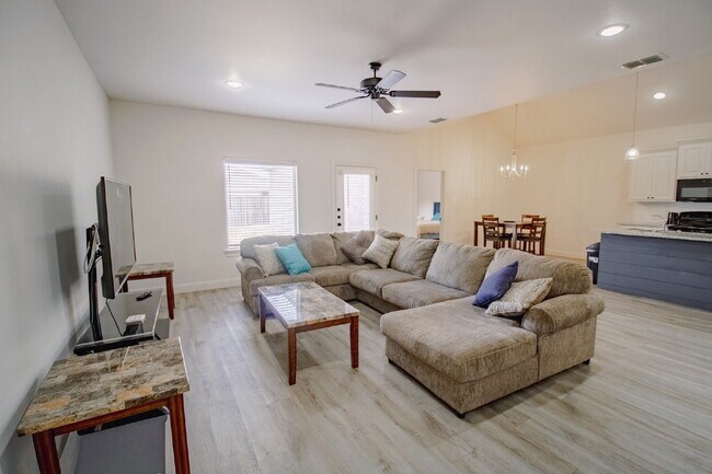 Building Photo - Spacious 3-Bedroom Duplex in South Lubbock