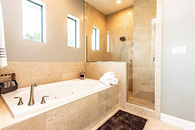 Building Photo - 2510 Chenevert St