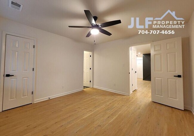 Building Photo - Freshly Updated 2/2 Duplex with Modern Fix...