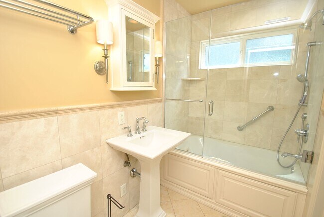 Building Photo - Stunning Colonial Revival in Bixby Knolls