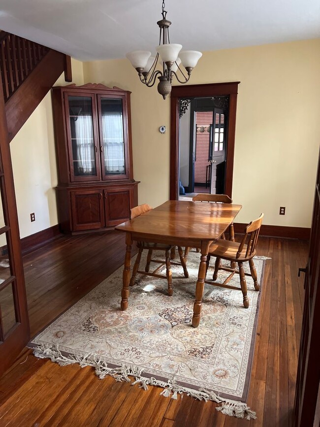 Building Photo - Historic 3 bedroom 1.5 bath home!