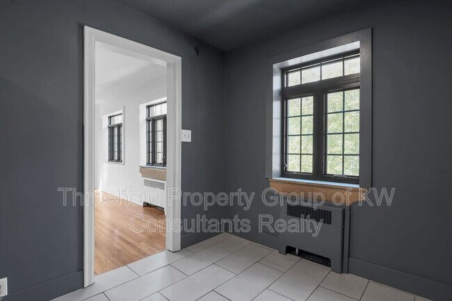 Building Photo - 451 E Town St