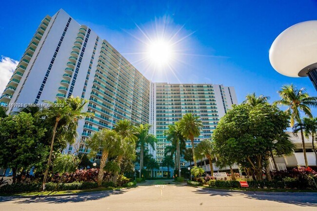 Building Photo - 100 Bayview Dr