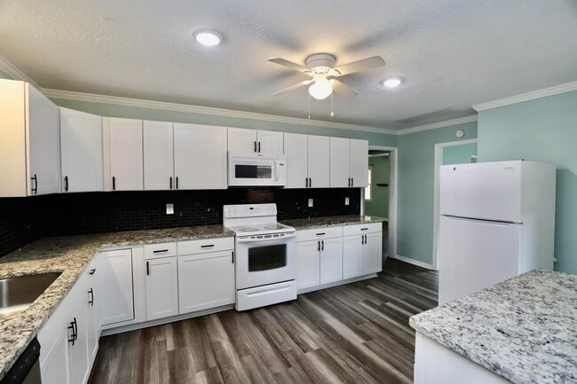 Building Photo - 807 N Guignard Dr