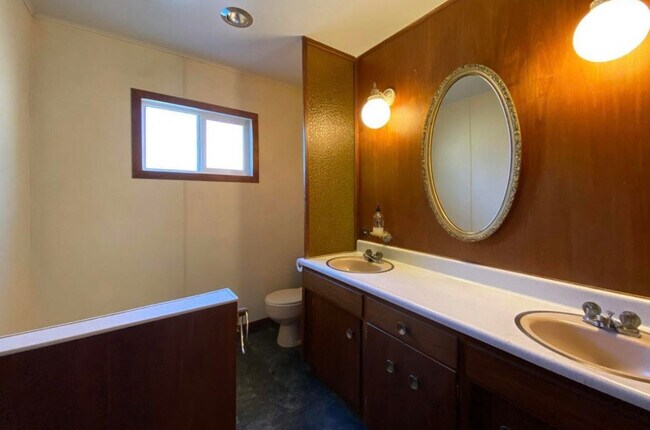 Building Photo - 300 E Lake St