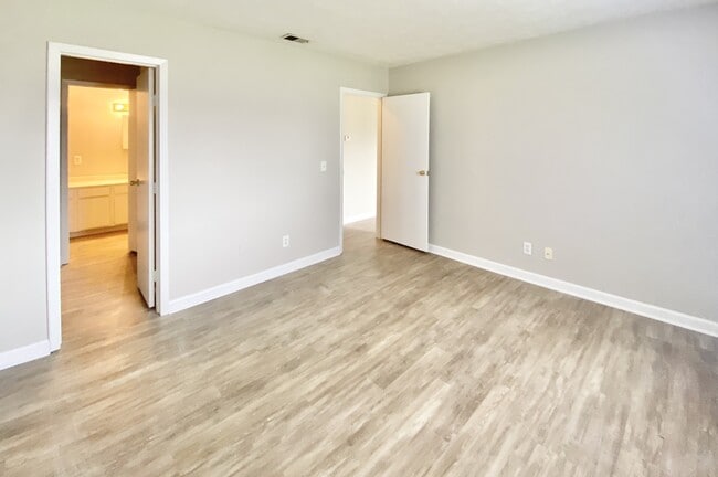 Building Photo - 112 Menlo Dr