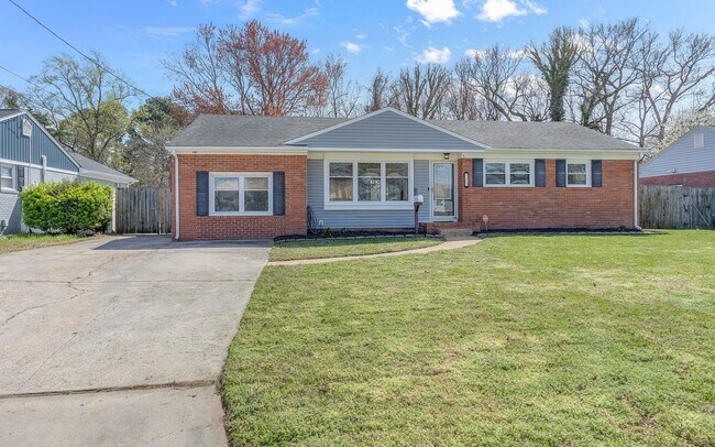 Building Photo - For Rent. 4 Bedrooms