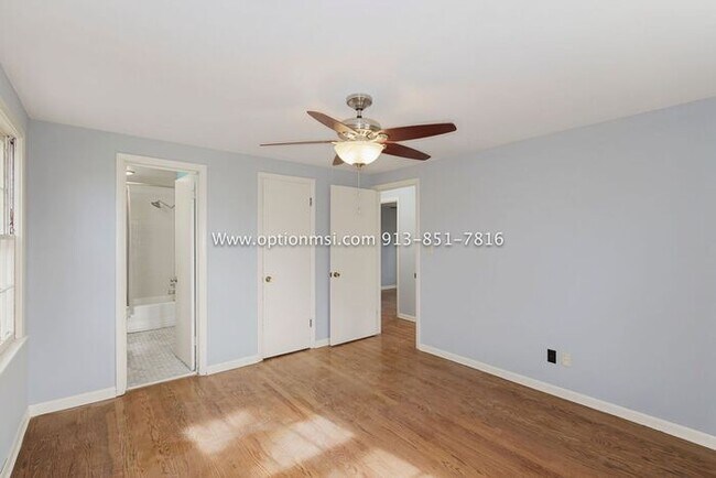 Building Photo - Ready for immediate move-in!