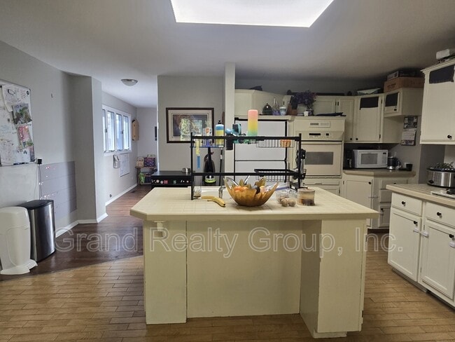 Building Photo - 25151 W Lincoln Dr