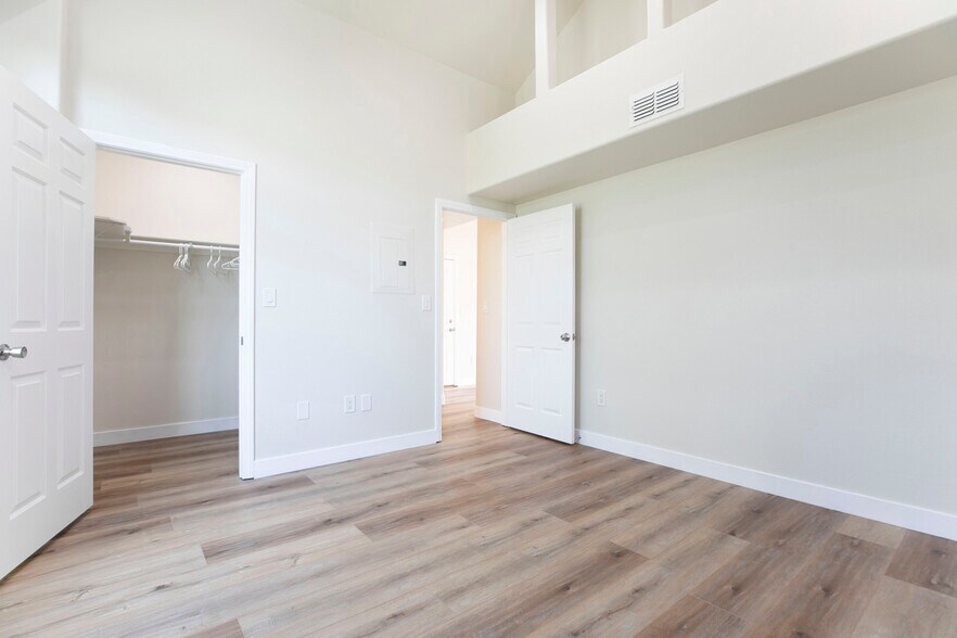 Building Photo - 300 E Providencia Ave