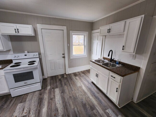 Building Photo - Charming 4-Bedroom Property in Prime Location (SECTION 8 VOUCHERS ACCEPTED)