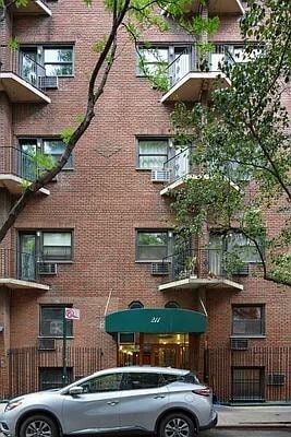 Building Photo - 211 Thompson St