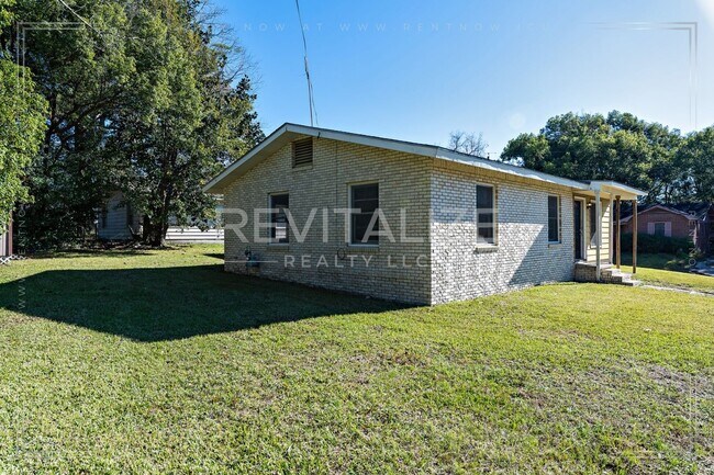 Building Photo - **Reduced Price** Adorable 3 Bedroom/1 Bat...
