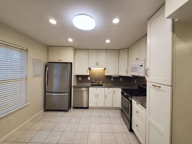 Building Photo - "Charming 2-Bed Townhouse Retreat with Modern Comforts in Hendersonville!"