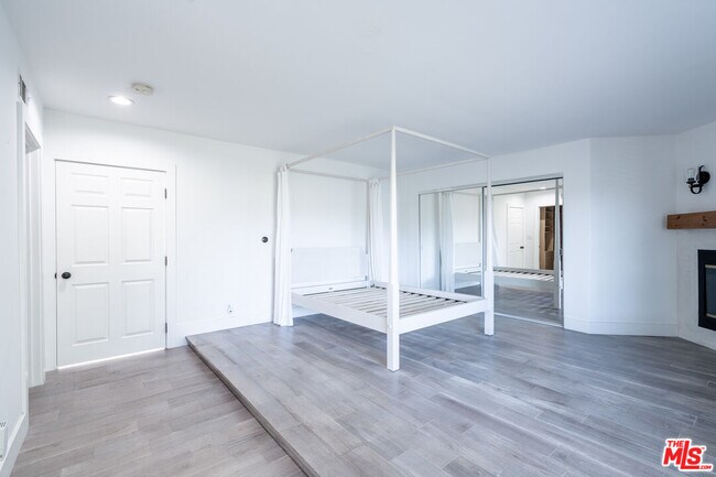 Building Photo - 5026 Medina Rd