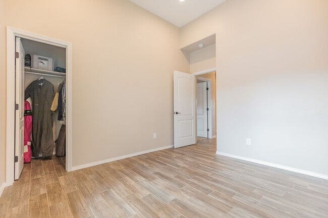Building Photo - Modern 4 Bed 3 Bath - Pets Allowed!