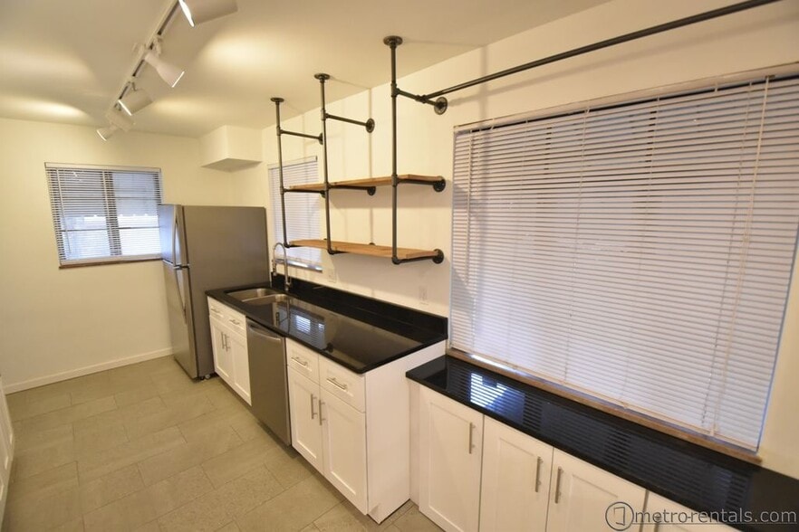 kitchen - 323 E Livingston Ave